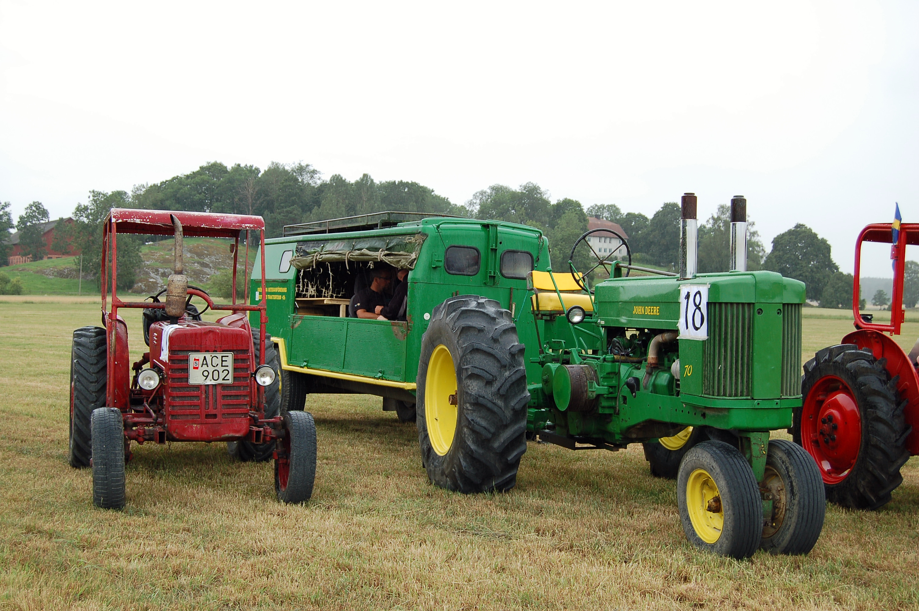 En John deere på väg.